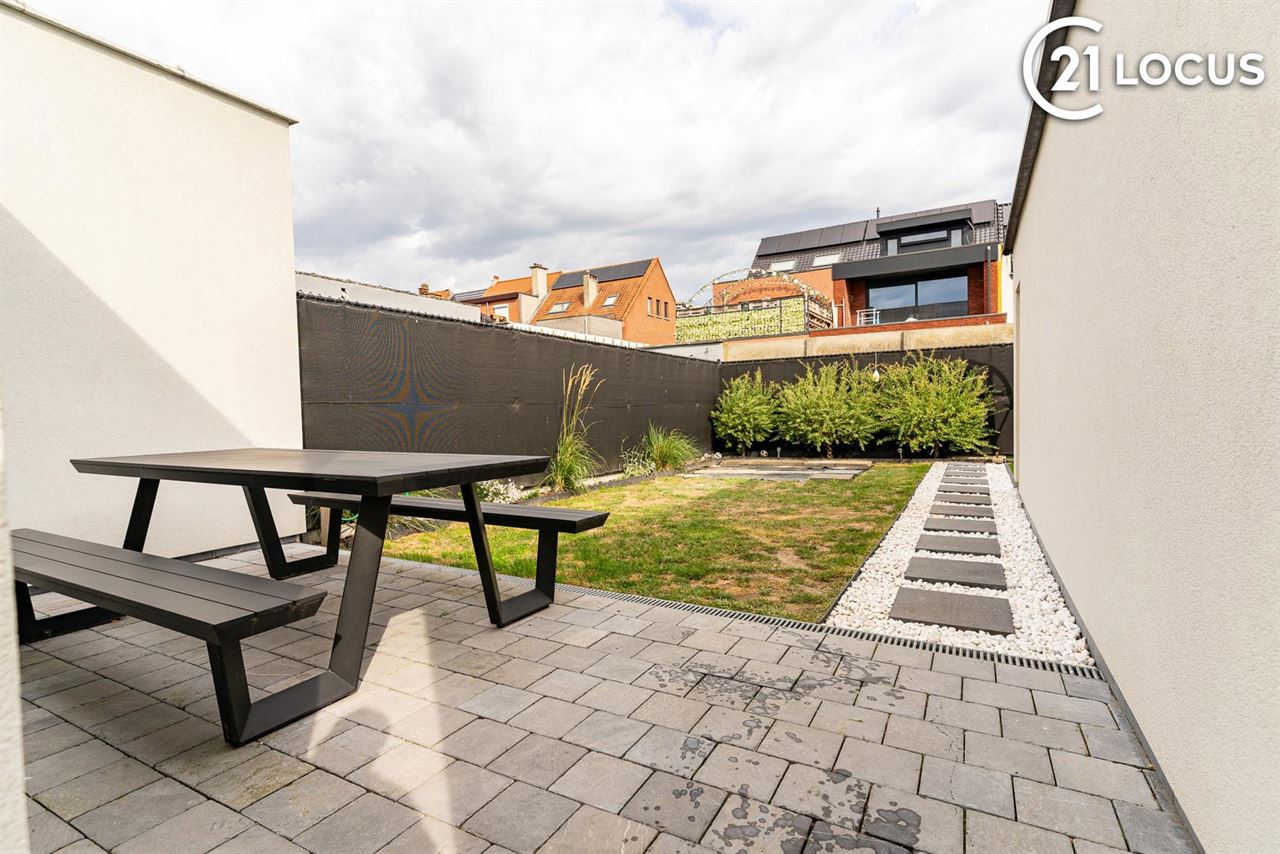 Lichtrijke woning met ruime leefkeuken en garage