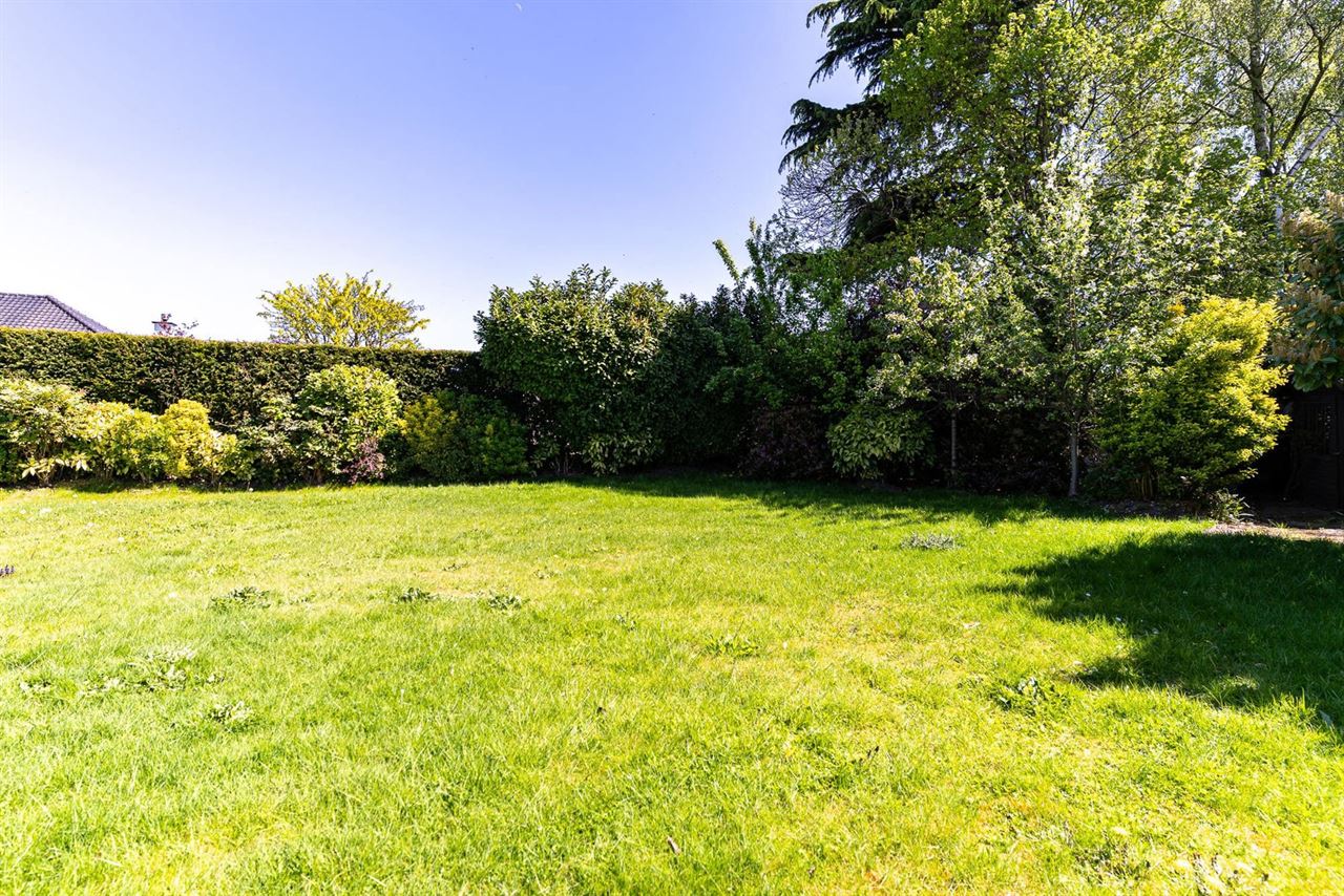 276 m² wooncomfort op 1.025 m² in hartje Melsele