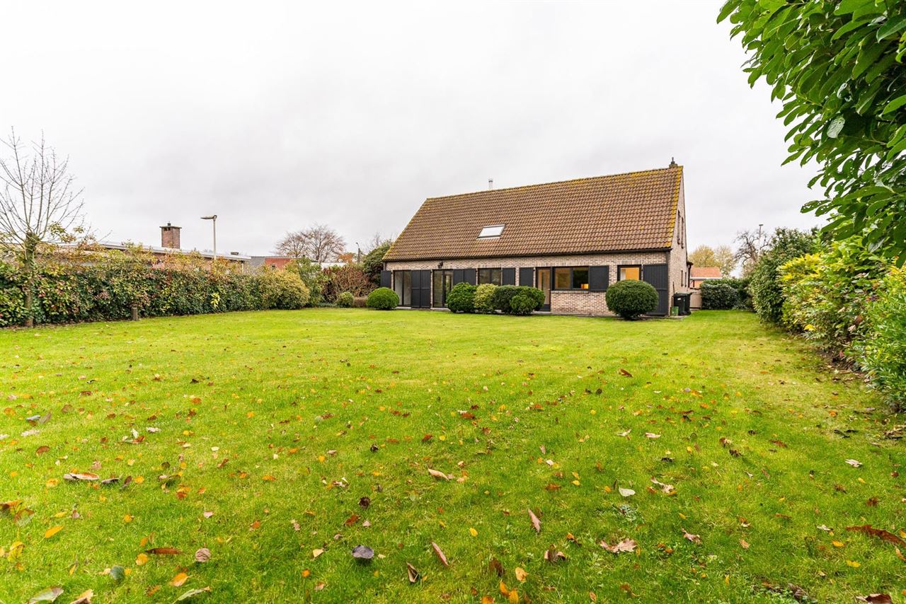 276 m² wooncomfort op 1.025 m² in hartje Melsele
