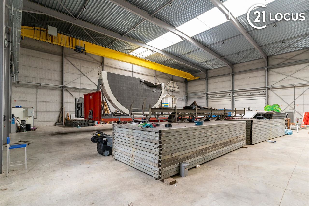 Ruim Magazijn/opslagplaats (850 m²) te Huur in Beveren