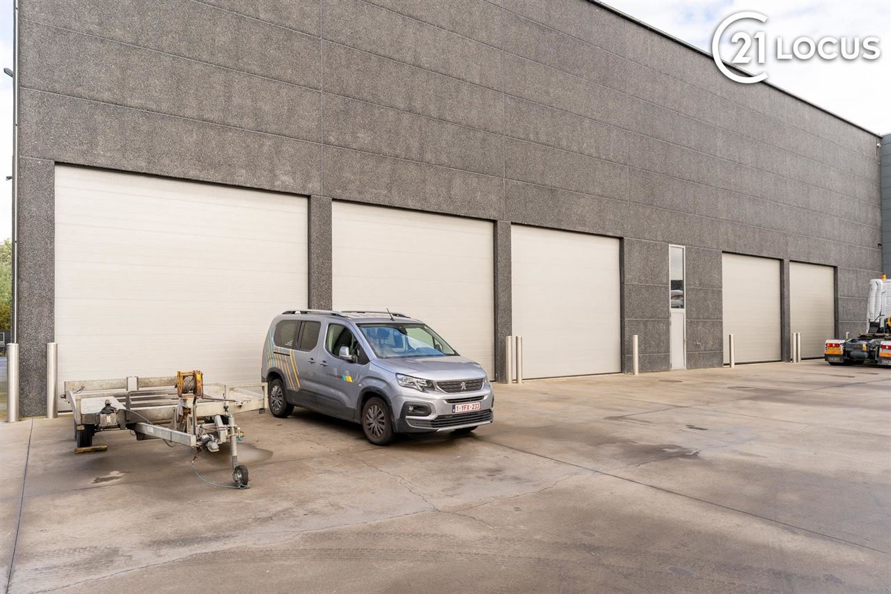 Ruim Magazijn/opslagplaats (850 m²) te Huur in Beveren