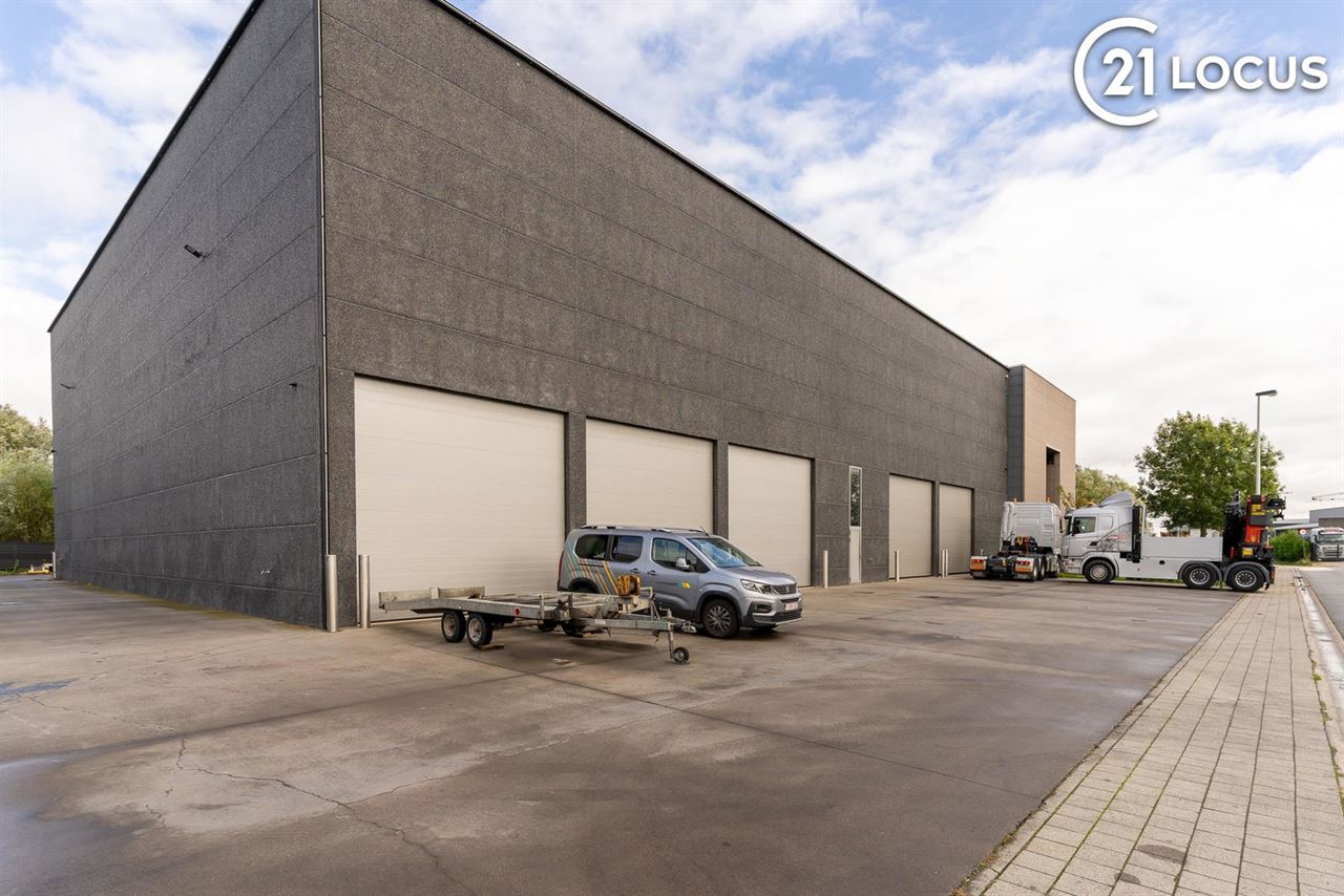 Ruim Magazijn/opslagplaats (850 m²) te Huur in Beveren