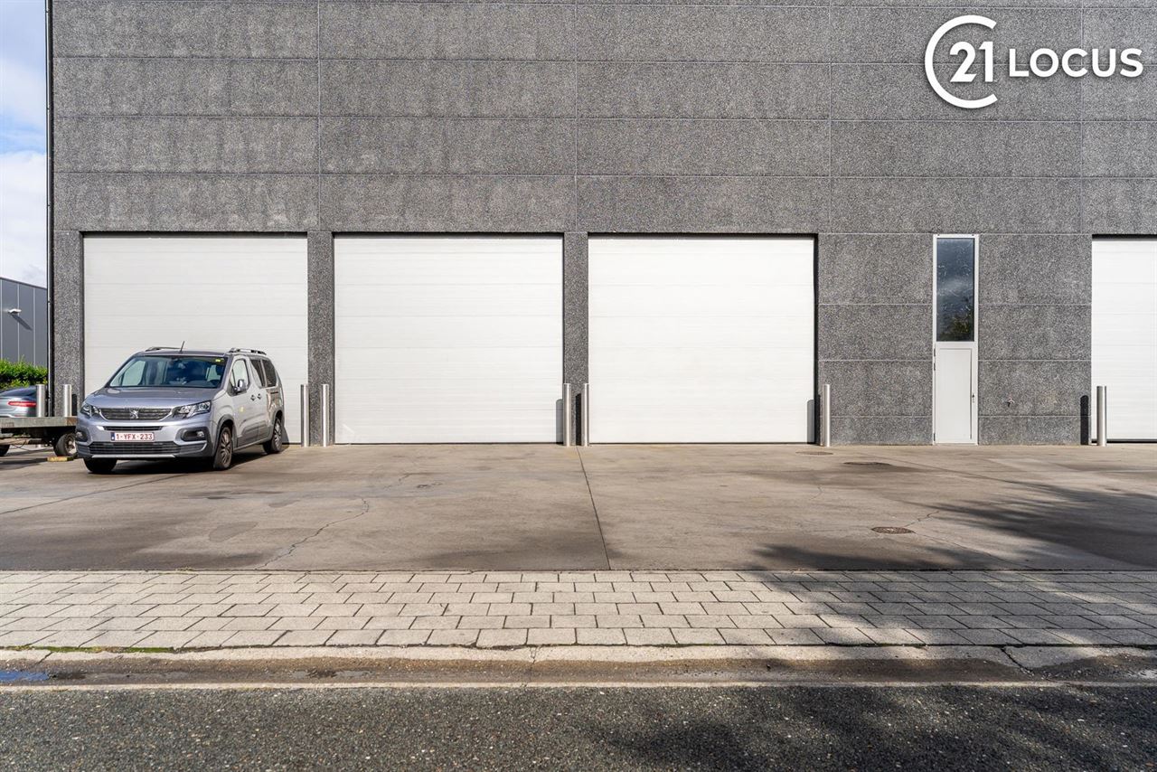 Ruim Magazijn/opslagplaats (850 m²) te Huur in Beveren