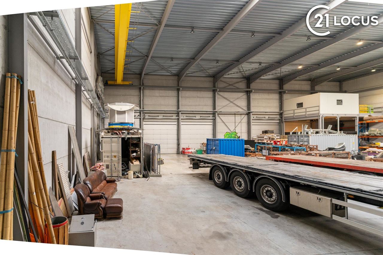 Ruim Magazijn/opslagplaats (850 m²) te Huur in Beveren
