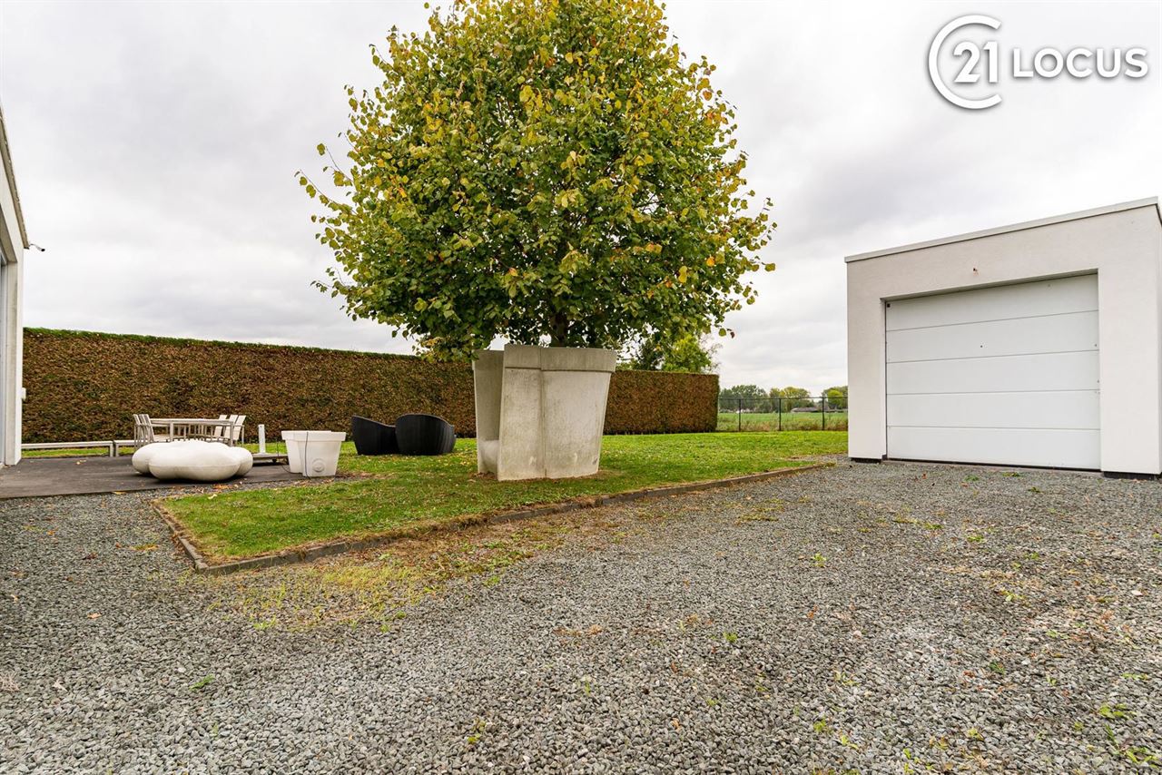 Handelsruimte met woonst & 6 parkings te koop in Kruibeke