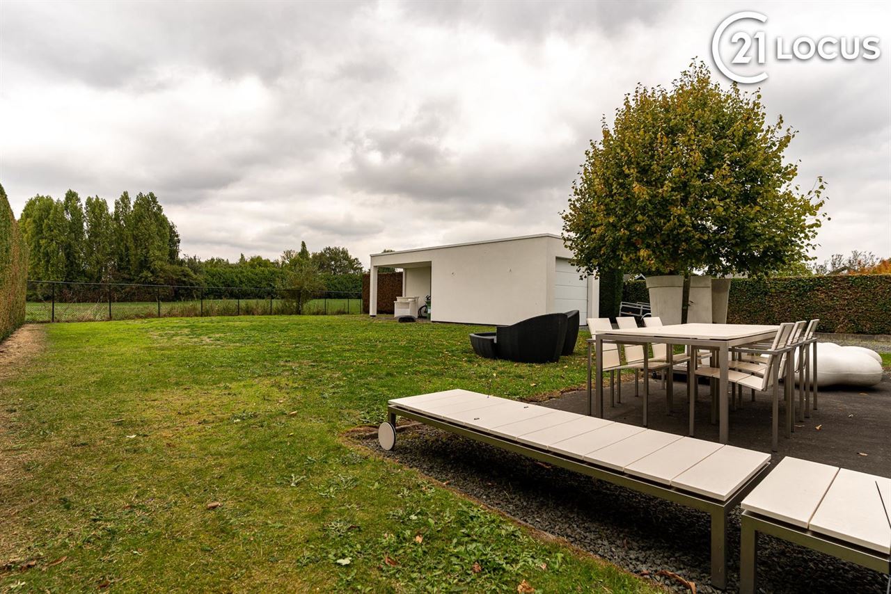 Handelsruimte met woonst & 6 parkings te koop in Kruibeke
