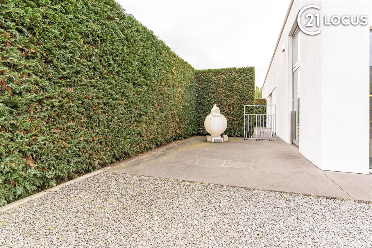 Handelsruimte met woonst & 6 parkings te koop in Kruibeke
