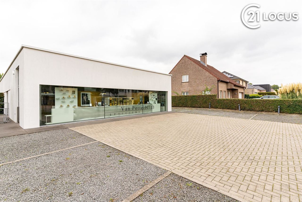 Handelsruimte met woonst & 6 parkings te koop in Kruibeke