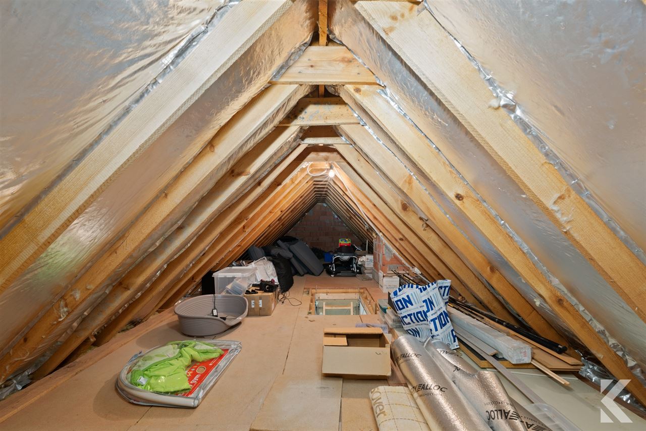 Enorme rijwoning met 4 slaapkamers,tuin,veranda & bijgebouw