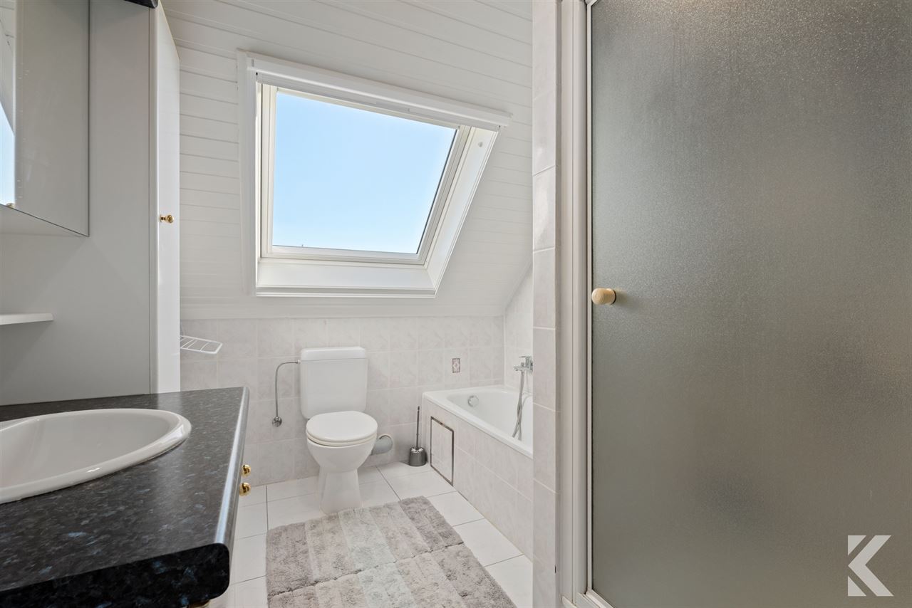Enorme rijwoning met 4 slaapkamers,tuin,veranda & bijgebouw