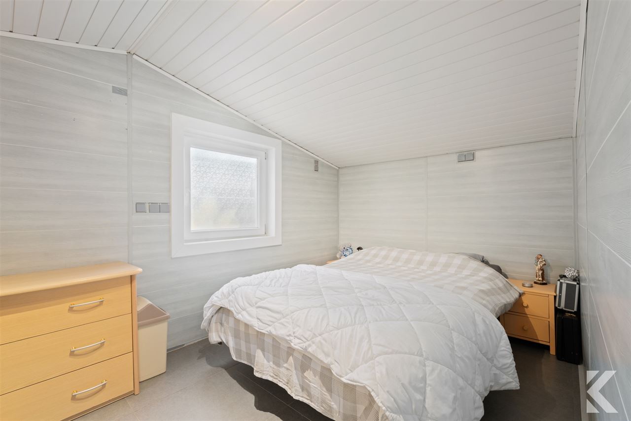 Enorme rijwoning met 4 slaapkamers,tuin,veranda & bijgebouw