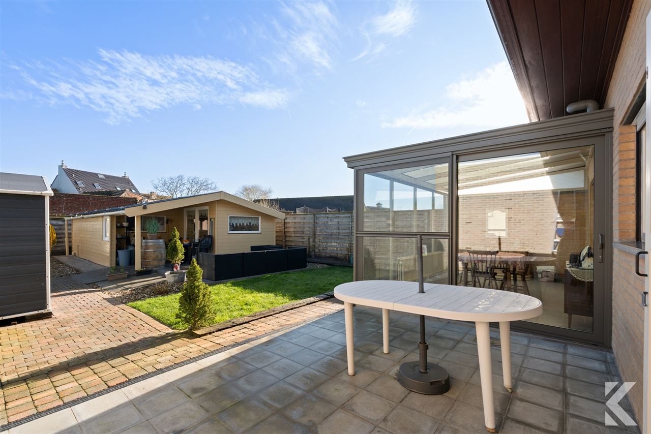 Enorme rijwoning met 4 slaapkamers,tuin,veranda & bijgebouw