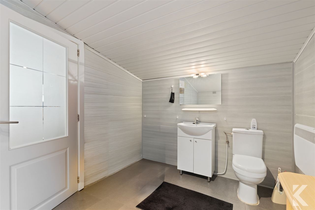 Enorme rijwoning met 4 slaapkamers,tuin,veranda & bijgebouw
