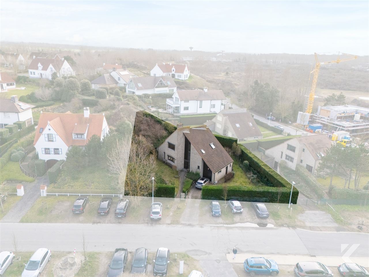 Enorme,volledig onderkelderde villa in gegeerde Simli wijk