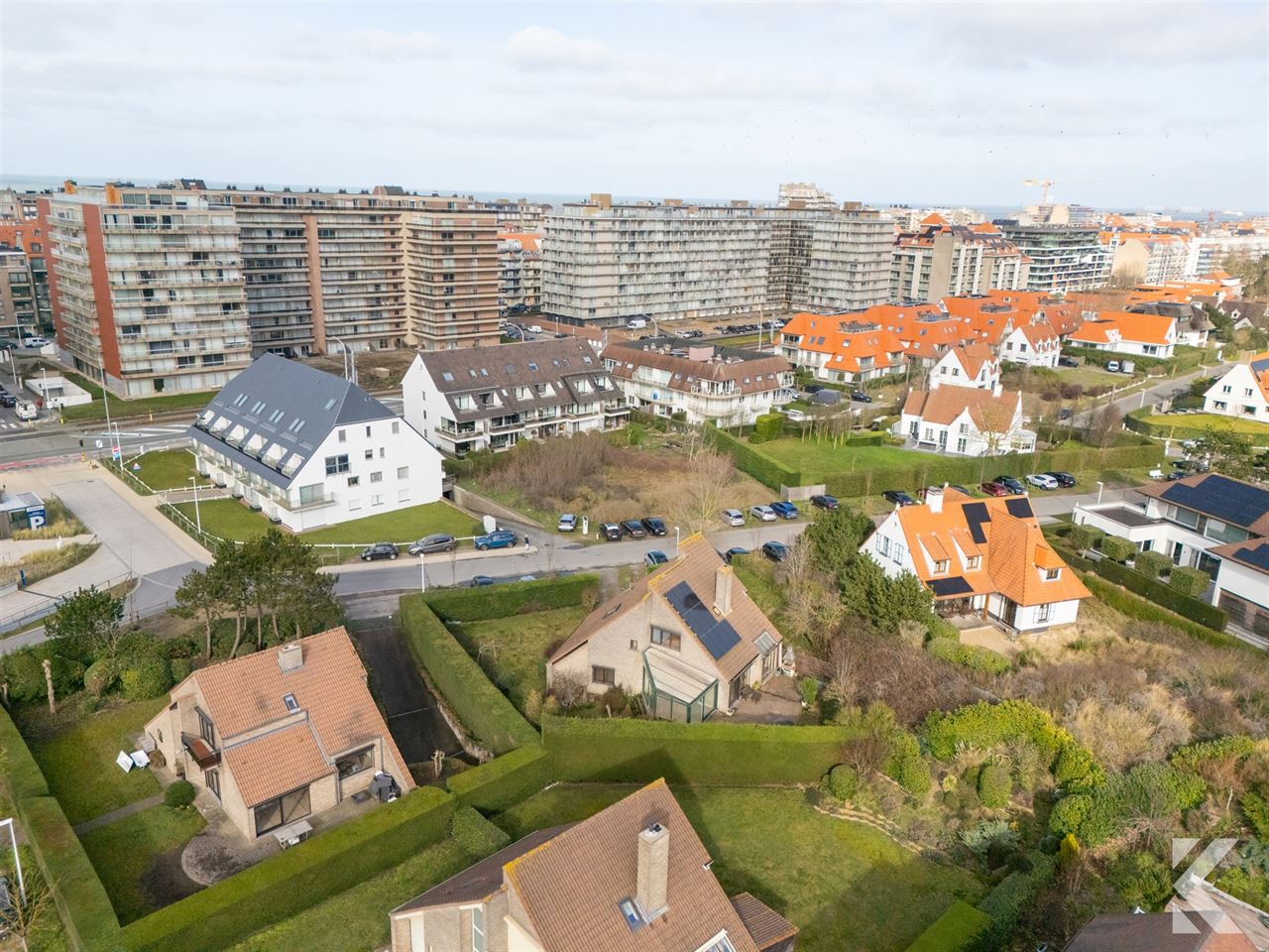 Enorme,volledig onderkelderde villa in gegeerde Simli wijk