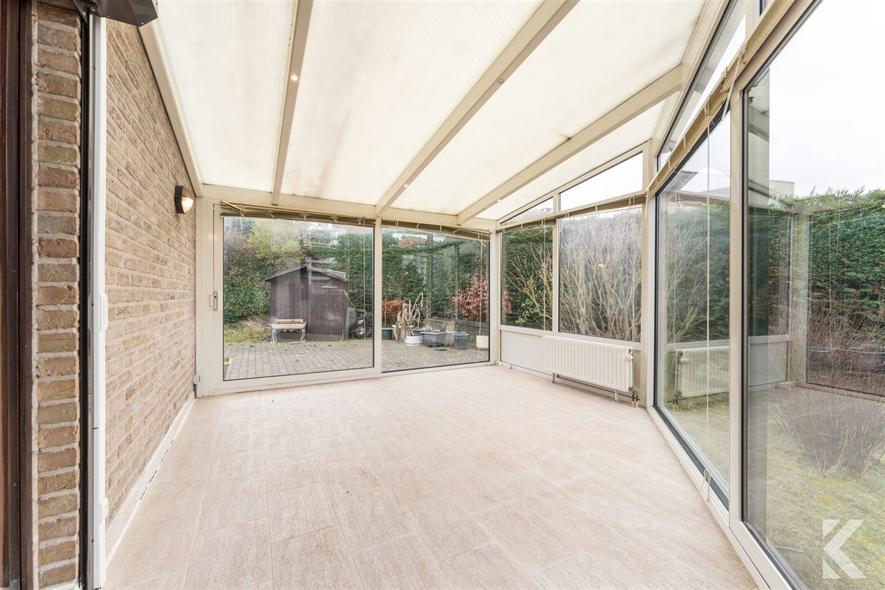 Enorme,volledig onderkelderde villa in gegeerde Simli wijk