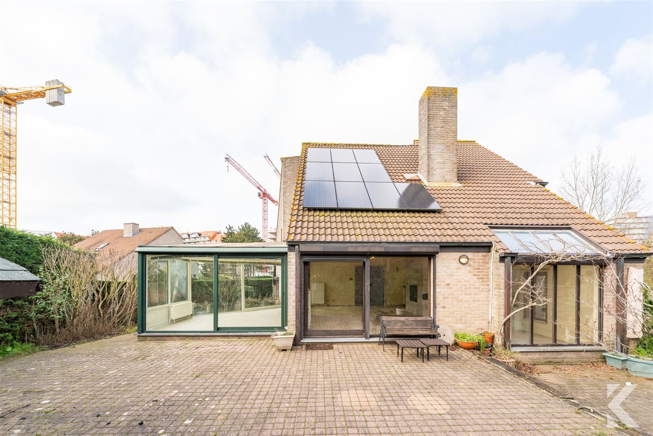 Enorme,volledig onderkelderde villa in gegeerde Simli wijk