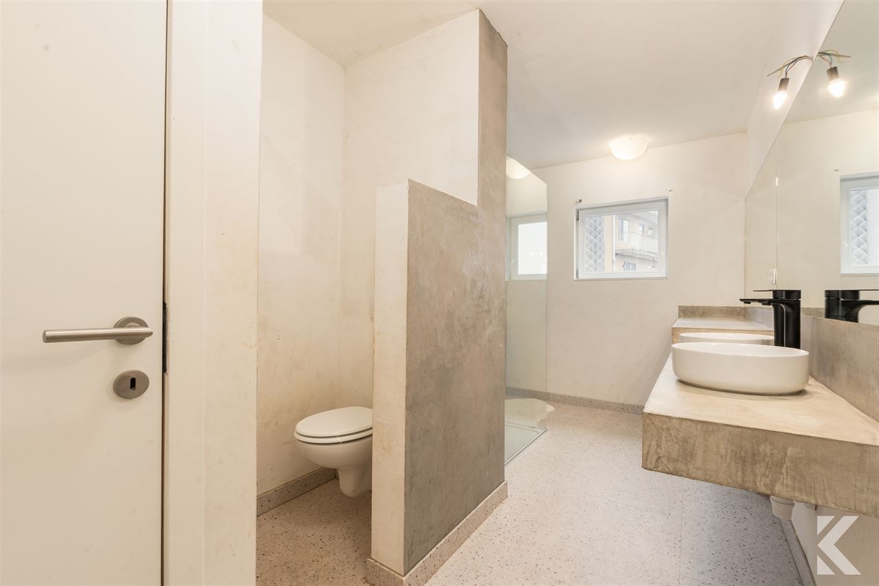 Magnifiek gerenoveerde duplex met 3 slaapkamers + terras!