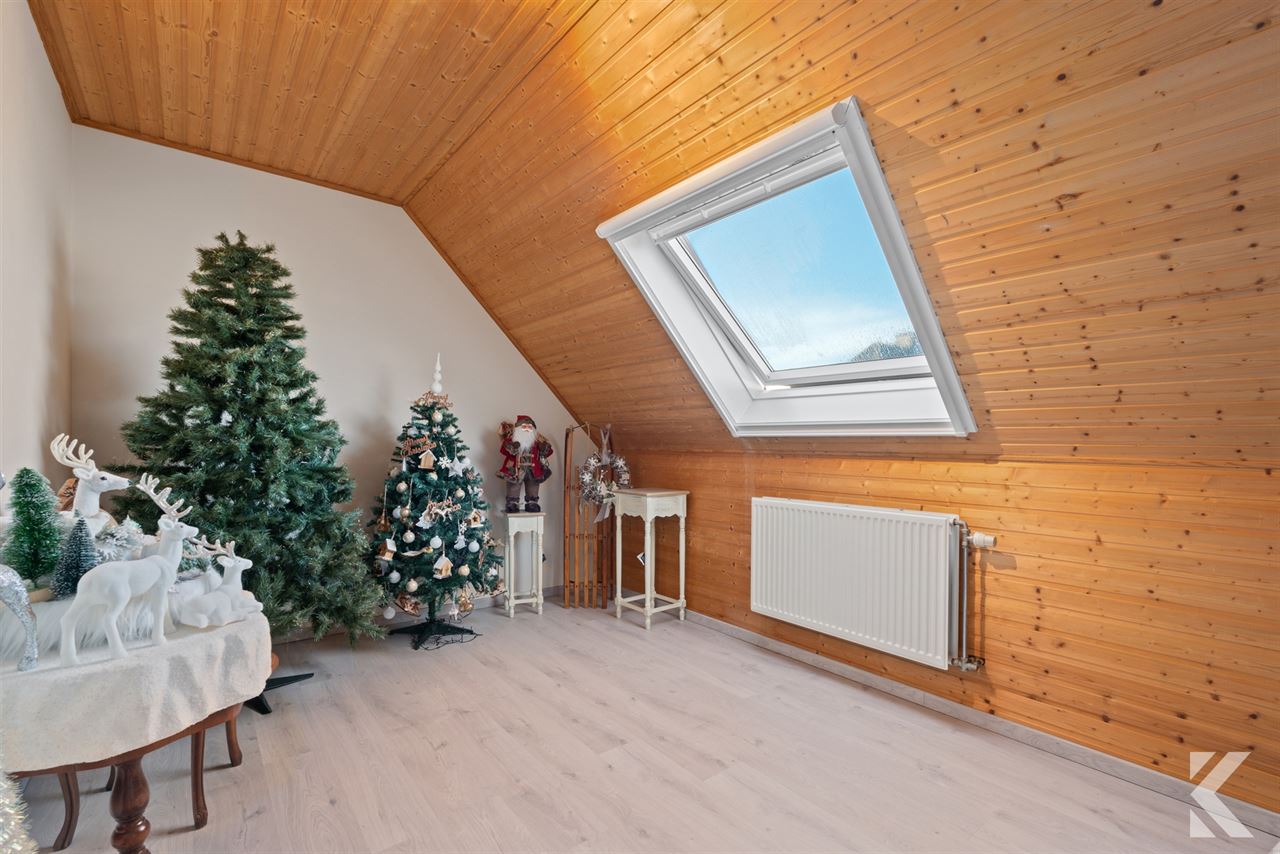 Enorme rijwoning met 4 slaapkamers,tuin,veranda & bijgebouw