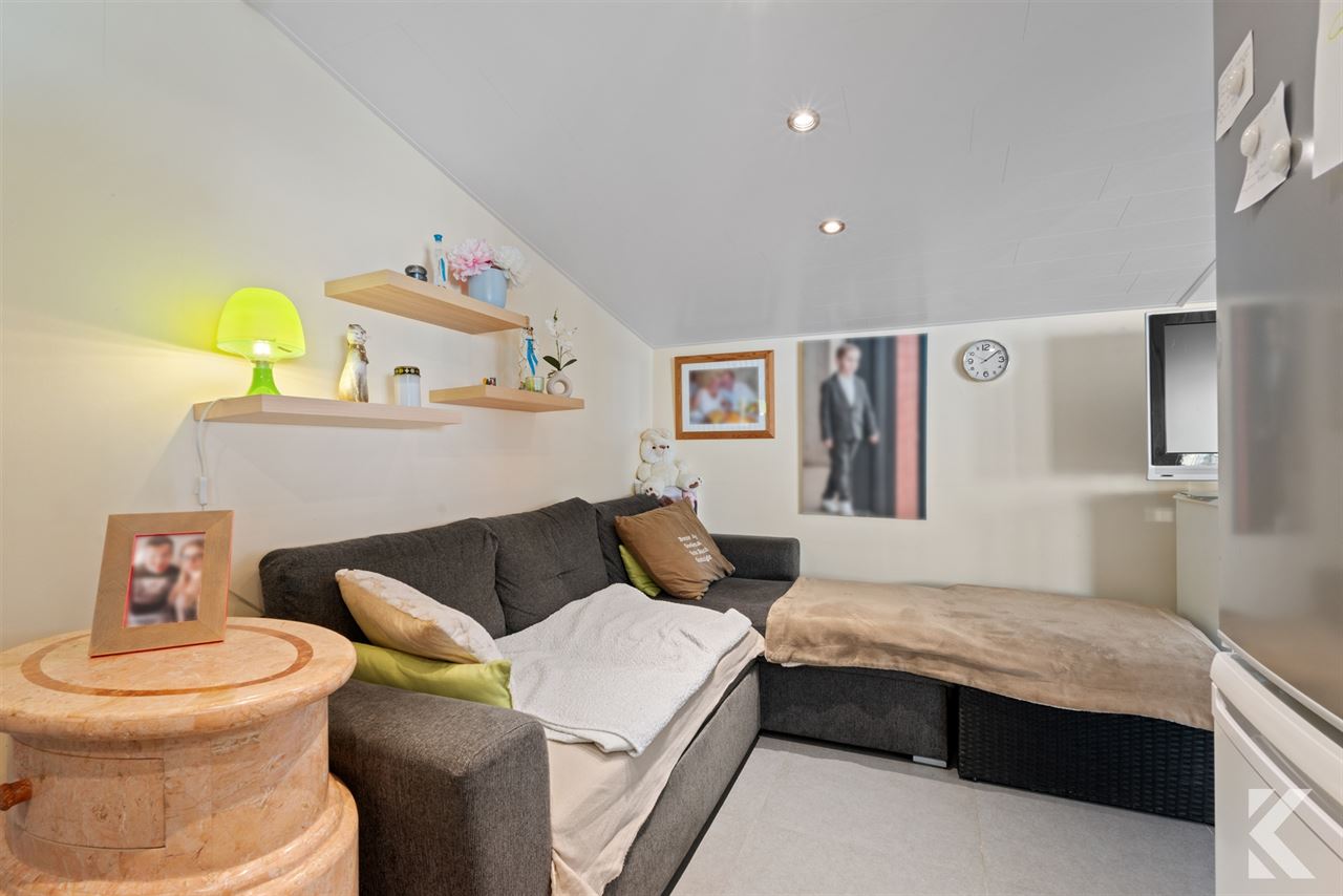 Enorme rijwoning met 4 slaapkamers,tuin,veranda & bijgebouw
