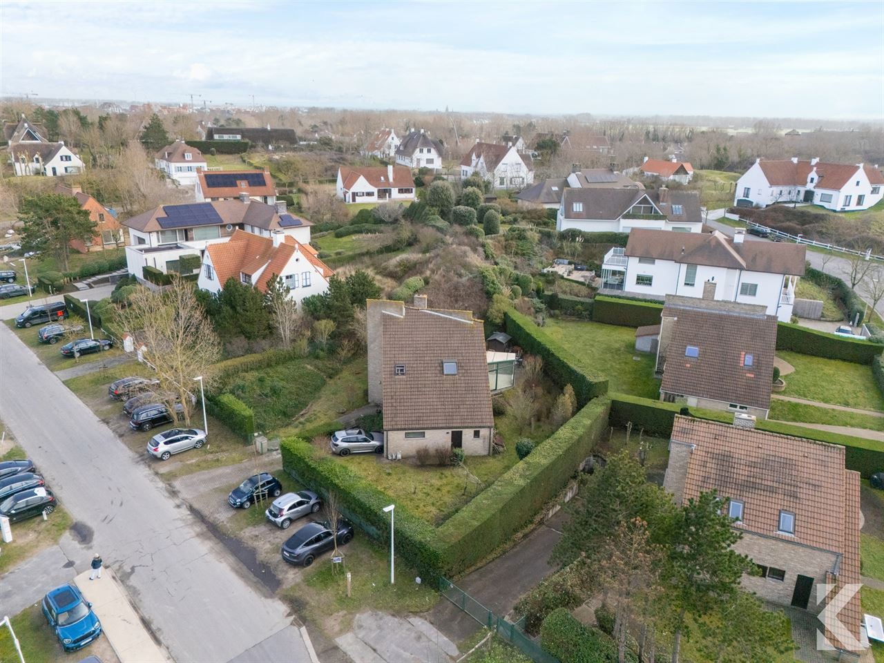 Enorme,volledig onderkelderde villa in gegeerde Simli wijk