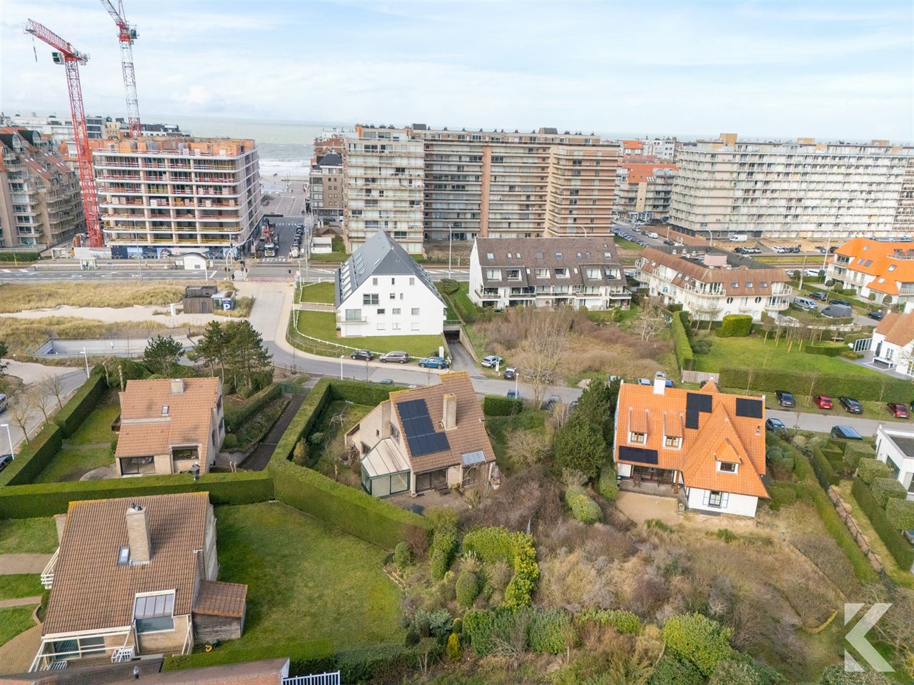 Enorme,volledig onderkelderde villa in gegeerde Simli wijk
