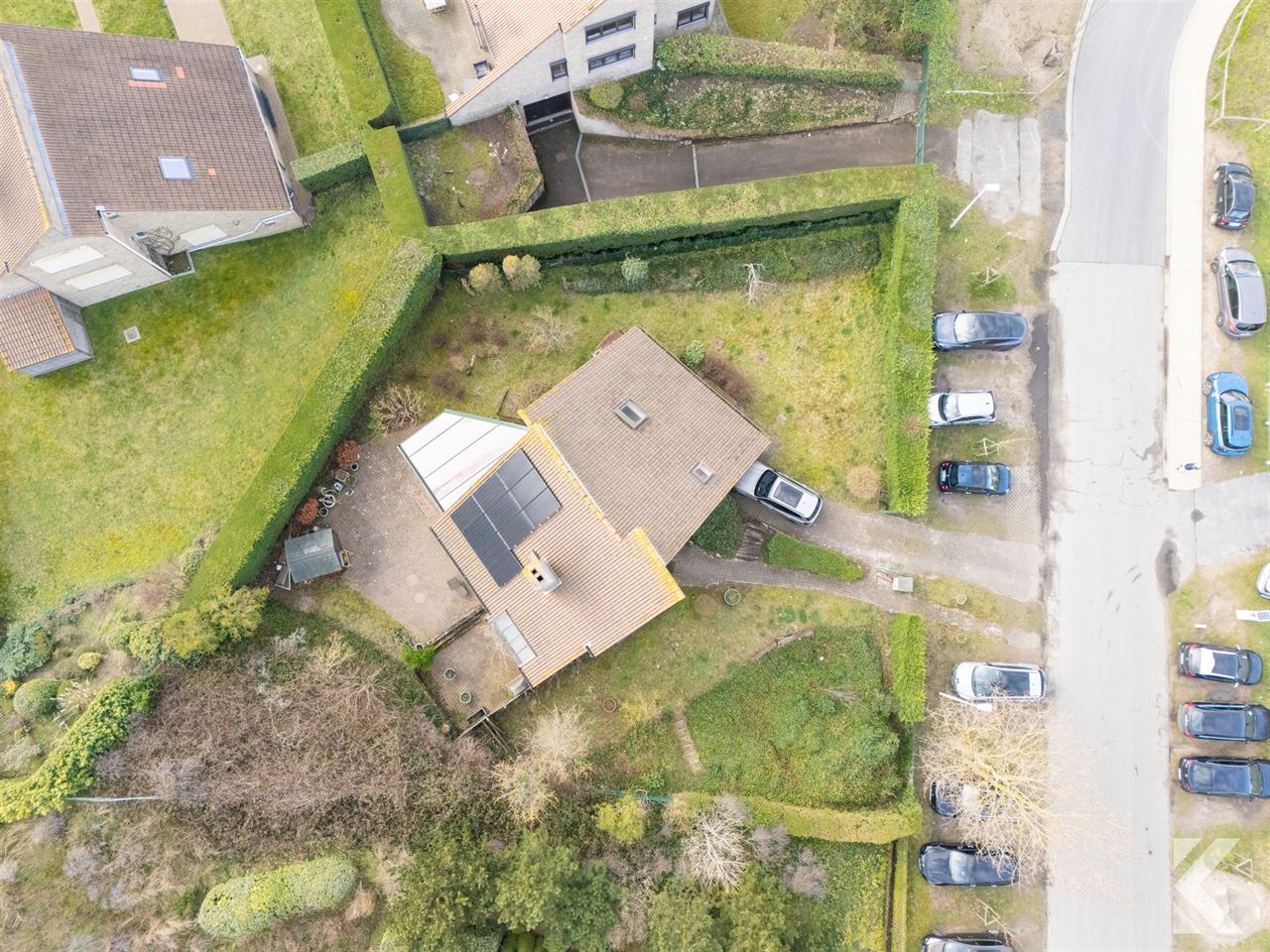 Enorme,volledig onderkelderde villa in gegeerde Simli wijk