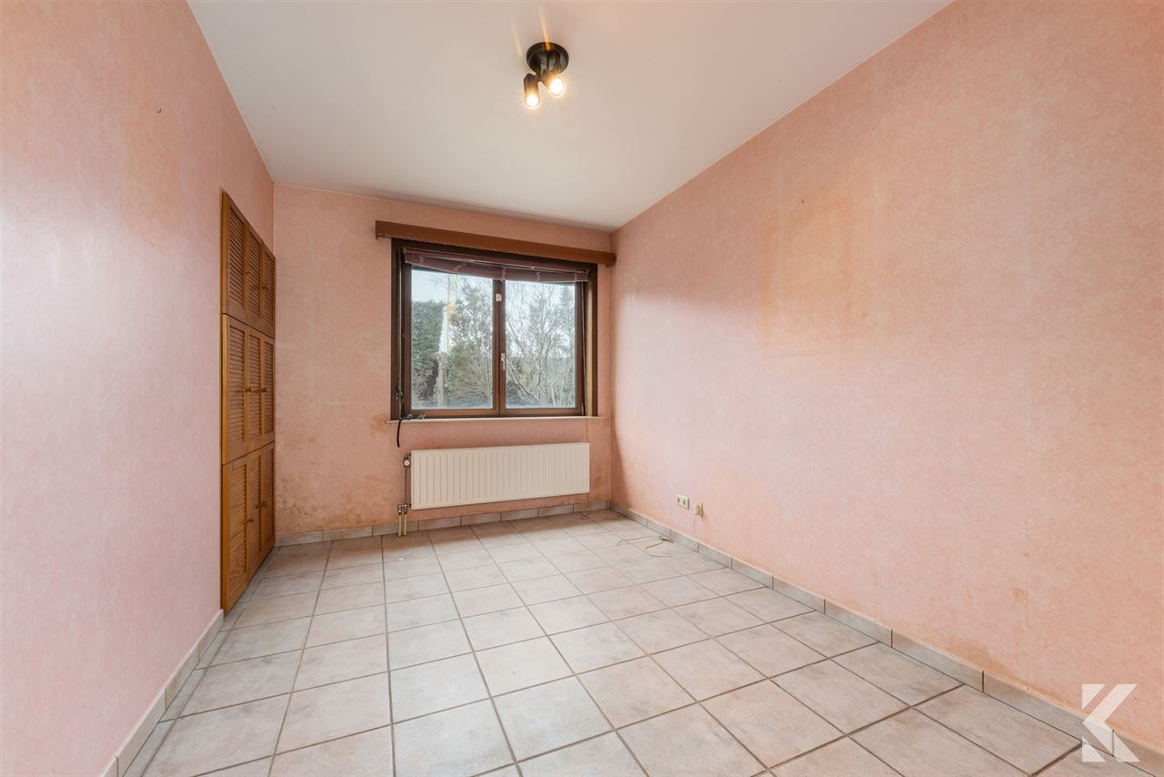 Enorme,volledig onderkelderde villa in gegeerde Simli wijk