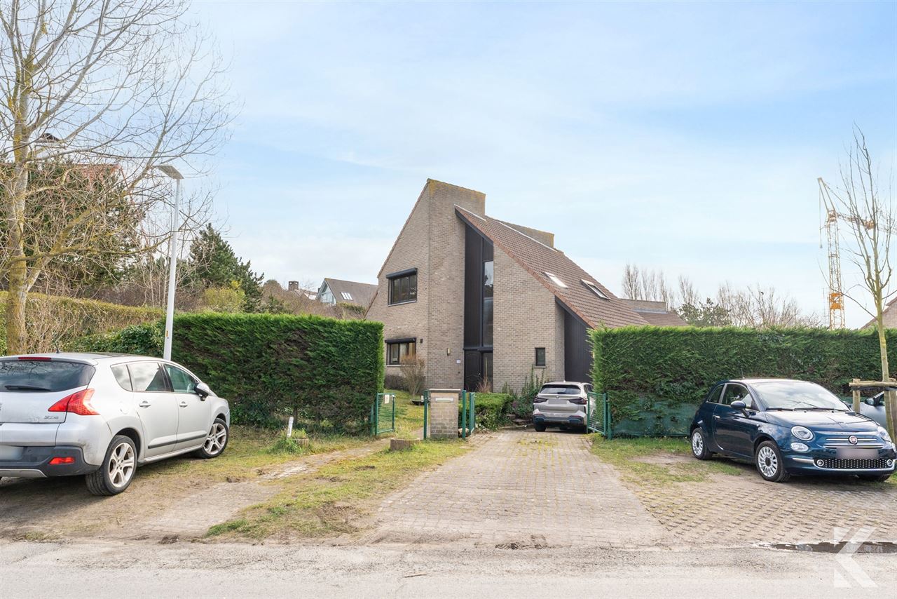 Enorme,volledig onderkelderde villa in gegeerde Simli wijk
