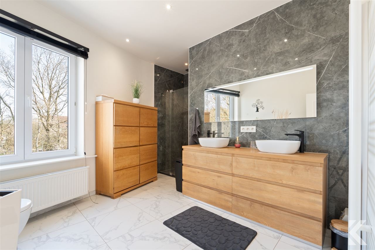 Gigantische, prachtig gerenoveerde woning met garage