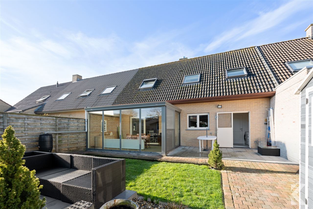 Enorme rijwoning met 4 slaapkamers,tuin,veranda & bijgebouw