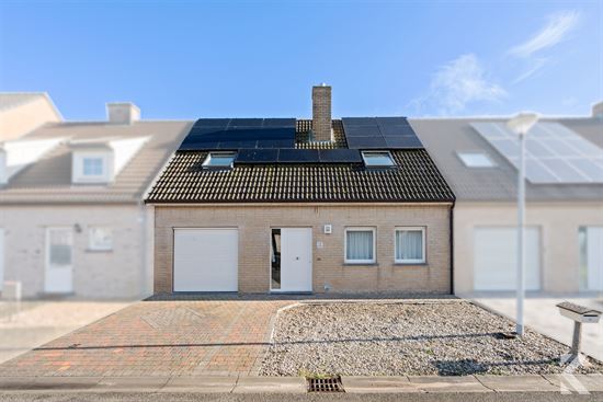 Enorme rijwoning met 4 slaapkamers,tuin,veranda & bijgebouw