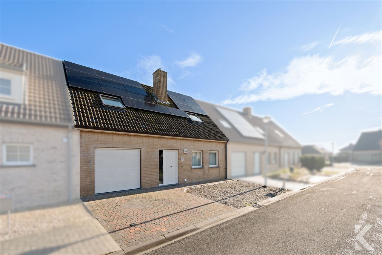 Enorme rijwoning met 4 slaapkamers,tuin,veranda & bijgebouw