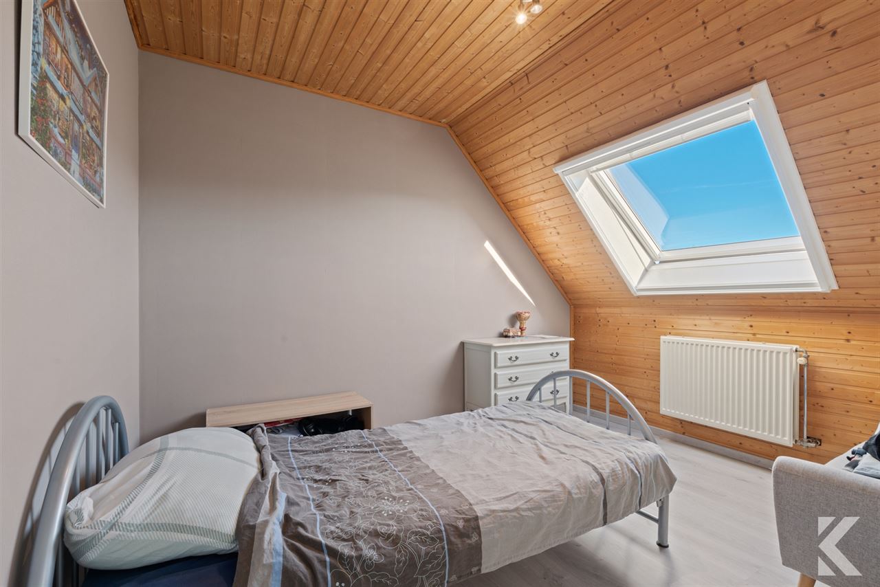 Enorme rijwoning met 4 slaapkamers,tuin,veranda & bijgebouw