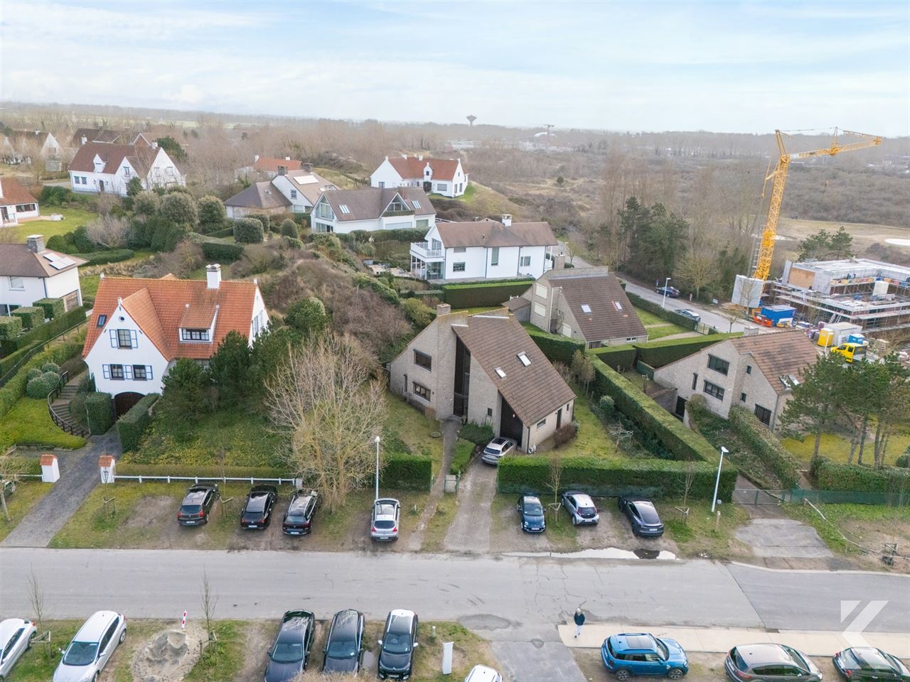Enorme,volledig onderkelderde villa in gegeerde Simli wijk