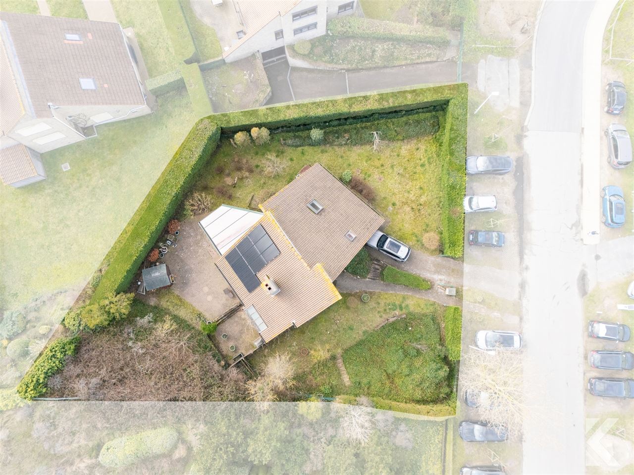 Enorme,volledig onderkelderde villa in gegeerde Simli wijk