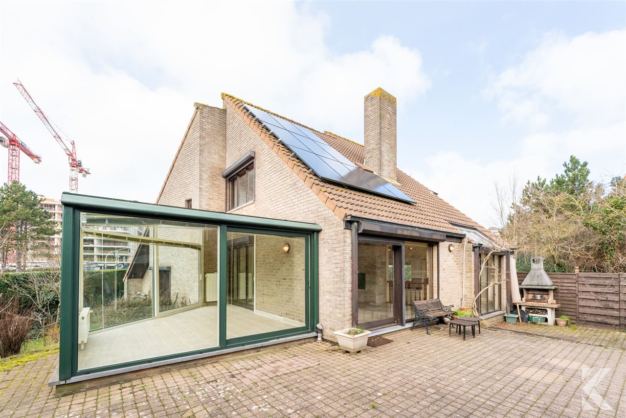 Enorme,volledig onderkelderde villa in gegeerde Simli wijk