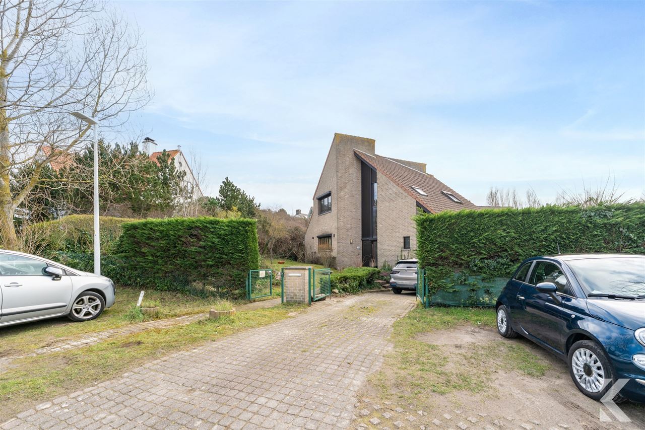 Enorme,volledig onderkelderde villa in gegeerde Simli wijk