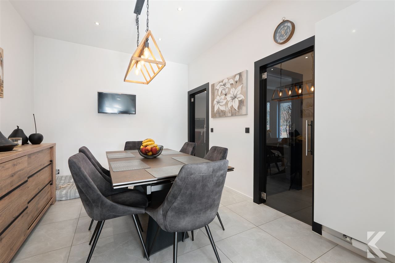 Gigantische, prachtig gerenoveerde woning met garage