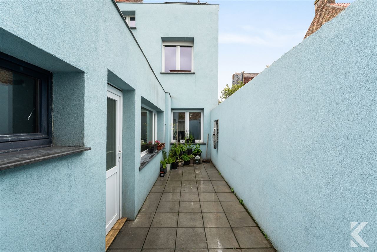 Volledig gerenoveerde woning met 3 slpk, 2 bdk,zonnige koer