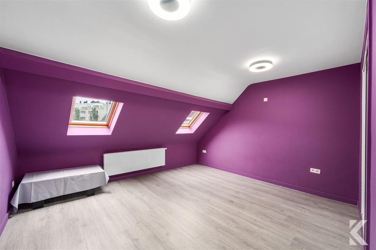 Volledig gerenoveerde woning met 3 slpk, 2 bdk,zonnige koer