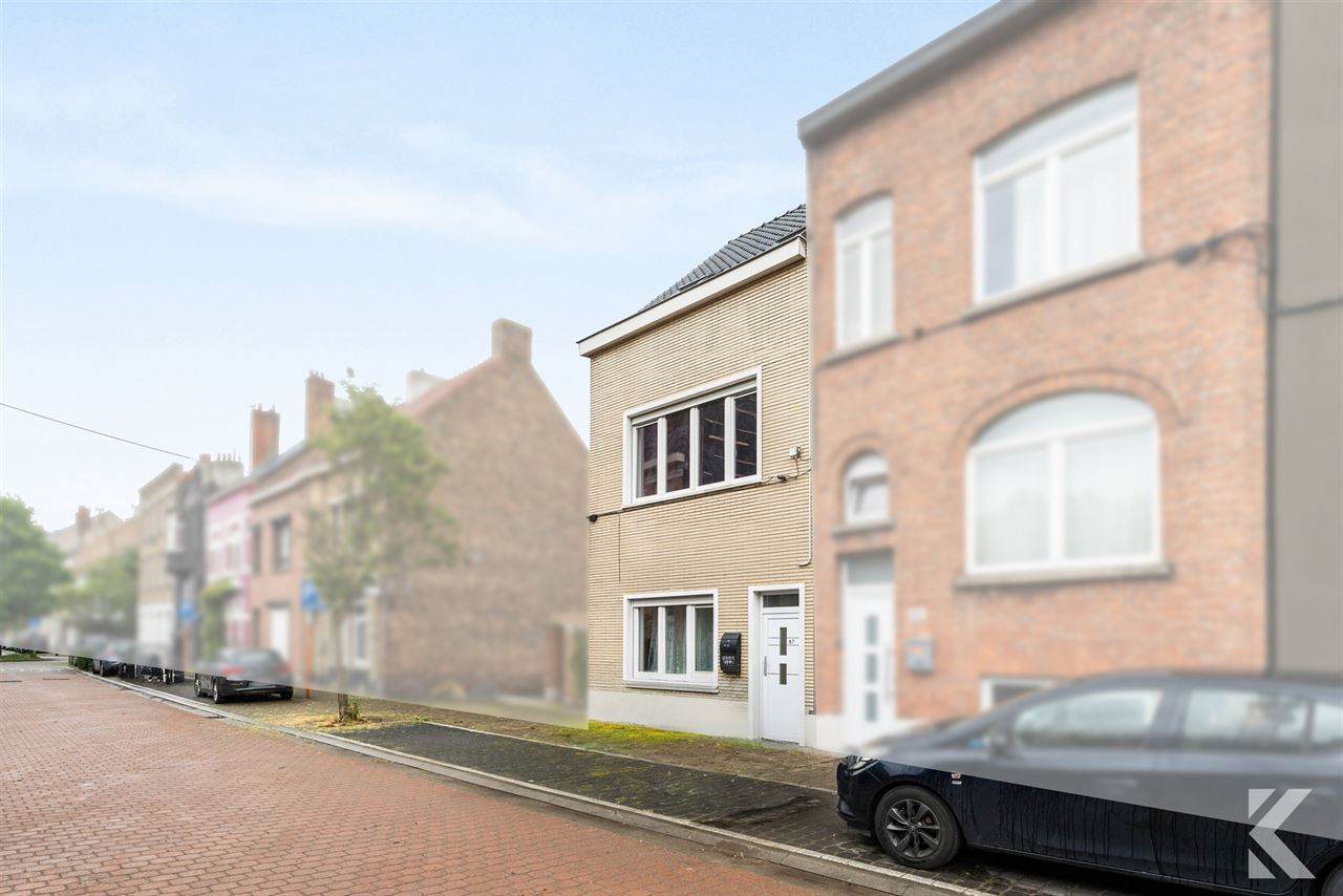 Volledig gerenoveerde woning met 3 slpk, 2 bdk,zonnige koer