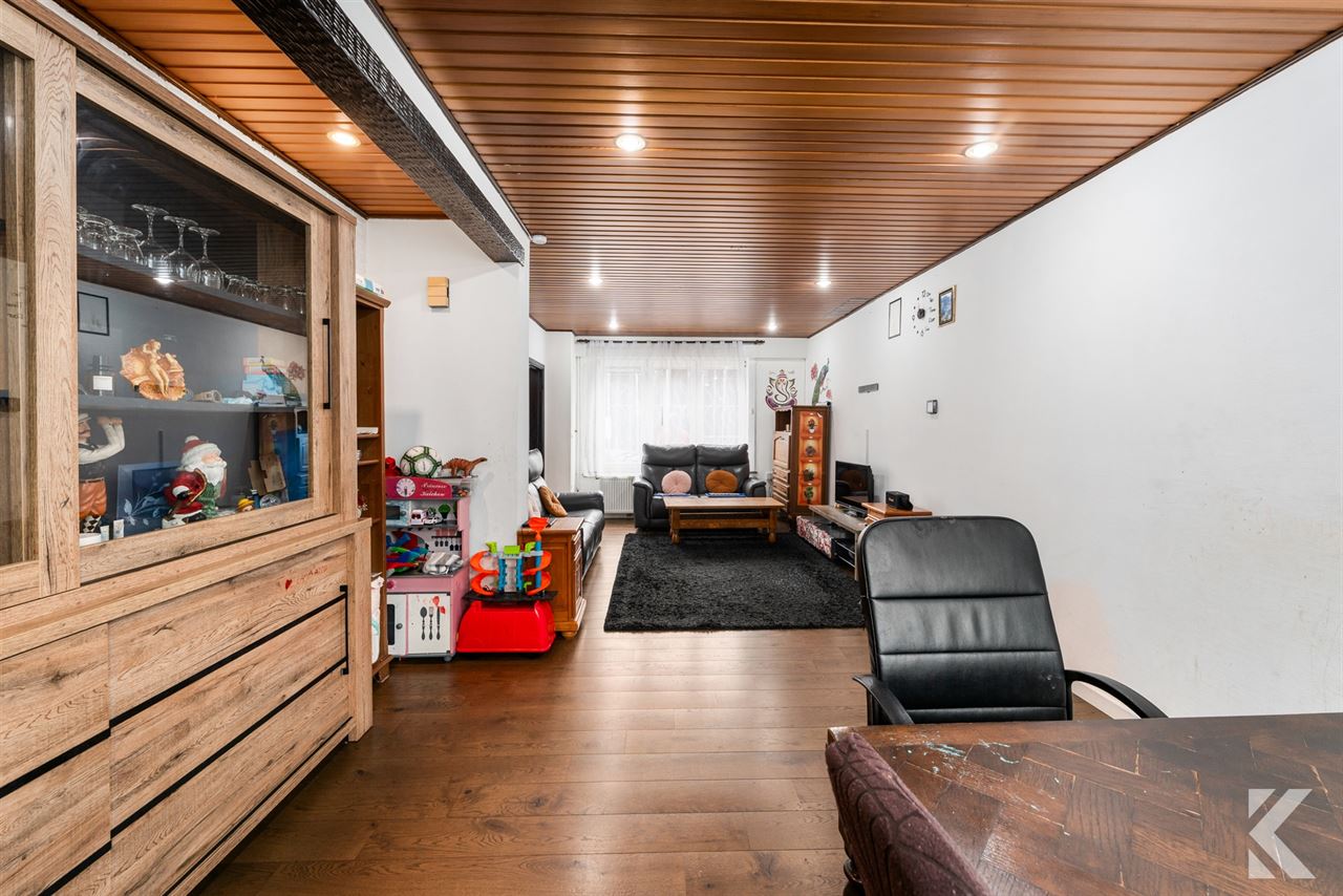 Volledig gerenoveerde woning met 3 slpk, 2 bdk,zonnige koer