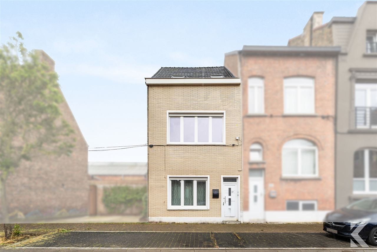Volledig gerenoveerde woning met 3 slpk, 2 bdk,zonnige koer