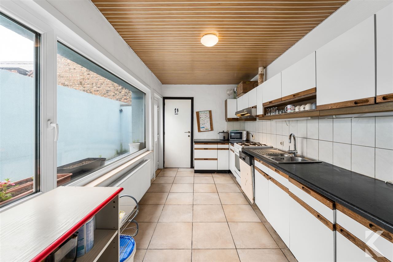 Volledig gerenoveerde woning met 3 slpk, 2 bdk,zonnige koer