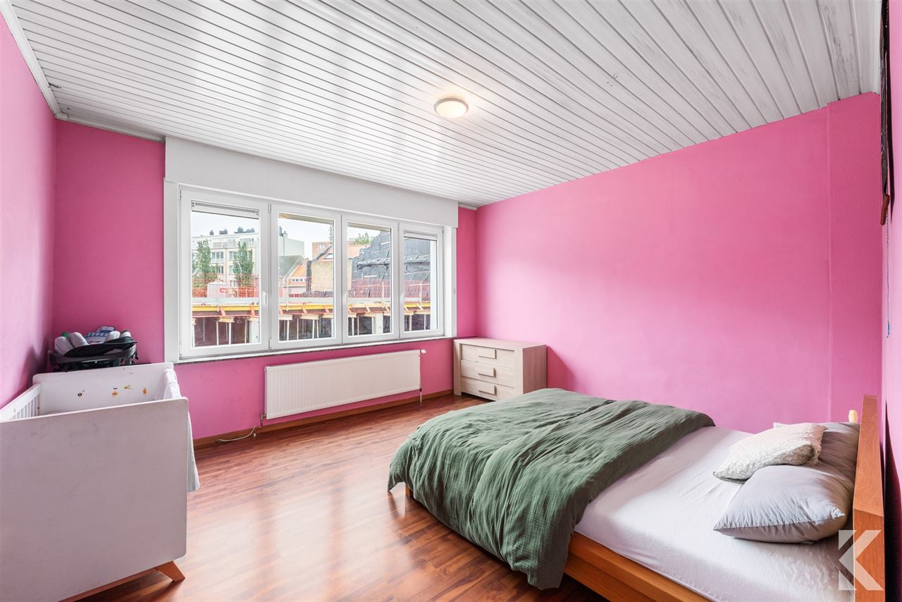 Volledig gerenoveerde woning met 3 slpk, 2 bdk,zonnige koer