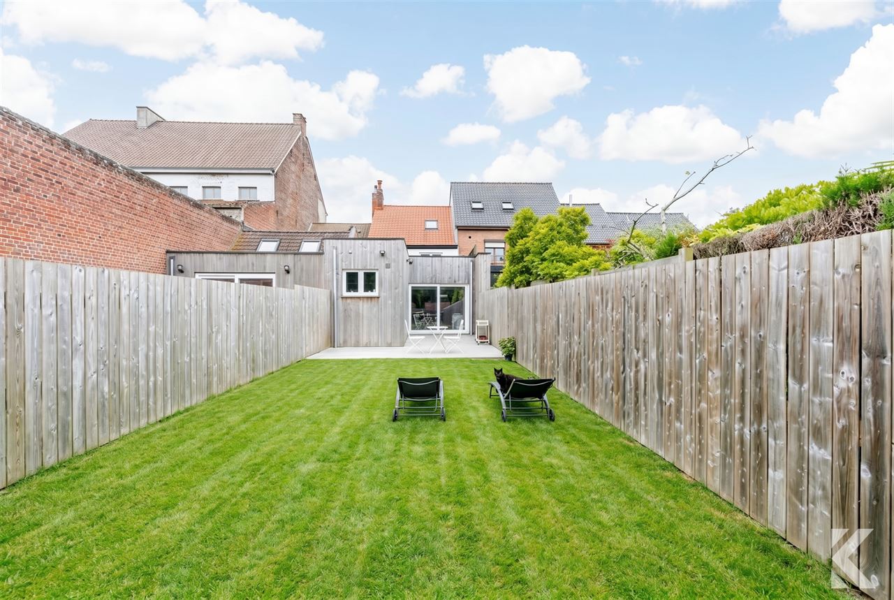Volledig gerenoveerde woning met 4 slaapkamers en tuin.