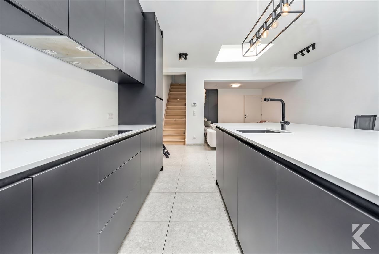 Volledig gerenoveerde woning met 4 slaapkamers en tuin.