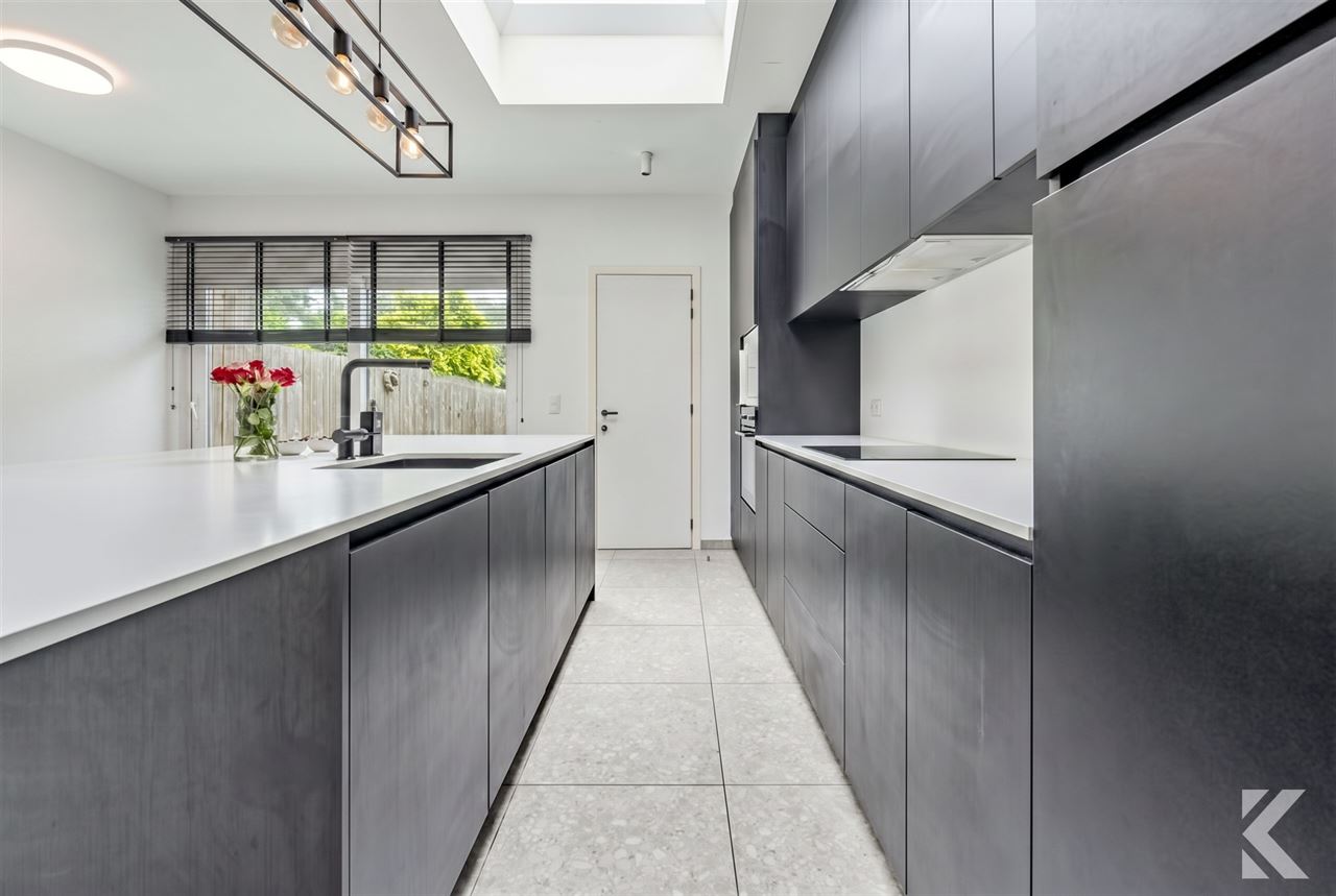 Volledig gerenoveerde woning met 4 slaapkamers en tuin.
