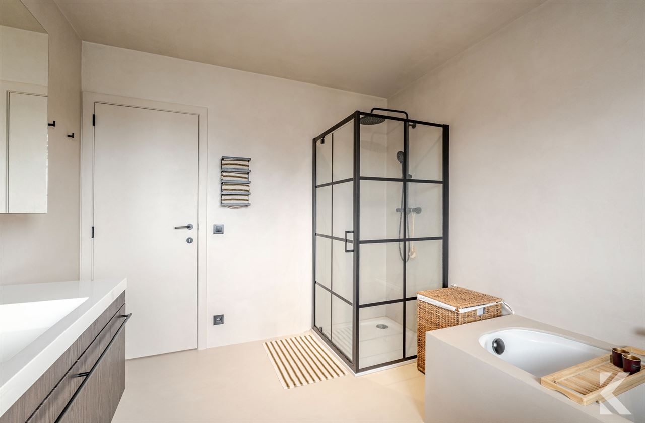 Lichtrijke duplex, 2 slpk., prachtige keuken & badkamer